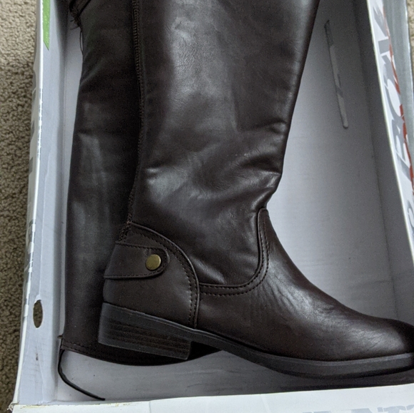 Shoes - Picture 4 of 16